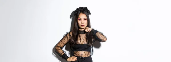 Imagen Hermosa Mujer Asiática Gótica Vestido Encaje Negro Amenazar Alguien —  Fotos de Stock
