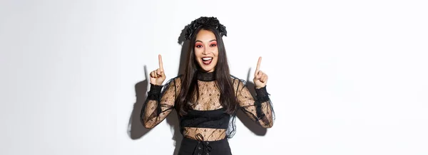 Opgewonden Lachende Vrouw Viert Halloween Zwarte Gotische Jurk Krans Aziatisch — Stockfoto