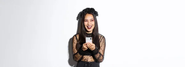 Feliz Mujer Asiática Atractiva Traje Halloween Riendo Despreocupado Sosteniendo Teléfono —  Fotos de Stock