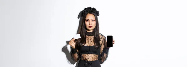 Серьёзно Выглядящая Элегантная Молодая Азиатка Готическом Платье Черном Венке Кредиткой — стоковое фото