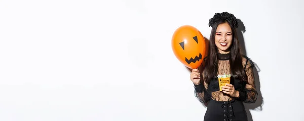 Sassy Mooie Aziatische Vrouw Genieten Van Truc Traktatie Vieren Halloween — Stockfoto