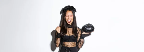 Attraente Gioiosa Ragazza Asiatica Godendo Halloween Tenendo Zucca Nera Tifo — Foto Stock