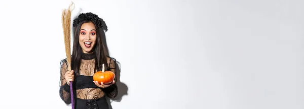 Aufgeregt Attraktive Asiatische Mädchen Feiern Halloween Tragen Hexenkostüm Halten Kürbis — Stockfoto