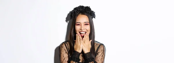 Close Feliz Mulher Asiática Celebrando Halloween Traje Bruxa Rindo Sobre — Fotografia de Stock