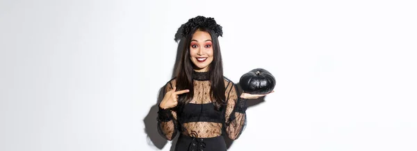 Sorprendido Mujer Asiática Feliz Traje Bruja Señalando Dedo Calabaza Negra —  Fotos de Stock