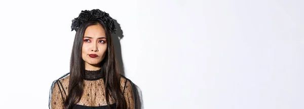 Kötü Cadı Kostümü Giymiş Kafası Karışmış Asyalı Kadının Yakın Çekimi — Stok fotoğraf