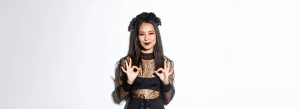 Obraz Uśmiechniętej Azjatyckiej Uroczej Czarownicy Noszącej Czarną Gotycką Sukienkę Wieniec — Zdjęcie stockowe