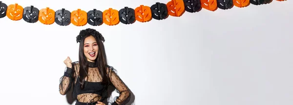 Imagem Mulher Asiática Feliz Traje Bruxa Divertindo Festa Halloween Dizendo — Fotografia de Stock