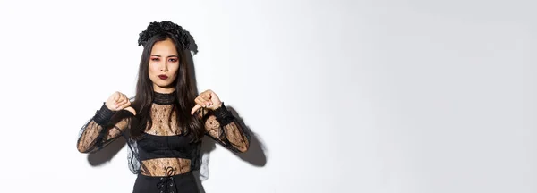 Imagen Mujer Asiática Decepcionada Vestido Halloween Chica Gótica Muerta Mostrando —  Fotos de Stock