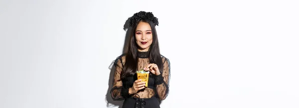 Lachende Schattig Aziatische Vrouw Vieren Halloween Met Snoep Grijnzen Gelukkig — Stockfoto
