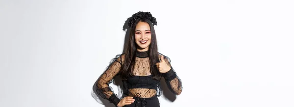 Obraz Zadowolony Ładna Azjatka Dziewczyna Halloween Kostium Pokazujący Kciuki Góry — Zdjęcie stockowe