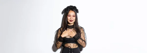 Agradable Hermosa Mujer Asiática Traje Bruja Sonriendo Tomados Mano Pecho —  Fotos de Stock