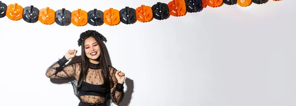 Despreocupado Sonriente Mujer Asiática Traje Bruja Disfrutando Fiesta Halloween Bailando —  Fotos de Stock