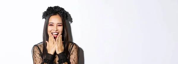 Närbild Glad Asiatisk Kvinna Firar Halloween Häxdräkt Och Skrattar Står — Stockfoto