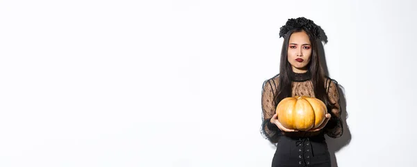 Immagine Smorfia Donna Asiatica Costume Strega Odio Intagliare Zucca Halloween — Foto Stock