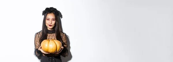Imagen Mujer Asiática Astuta Vestido Negro Suplantando Bruja Malvada Halloween — Foto de Stock