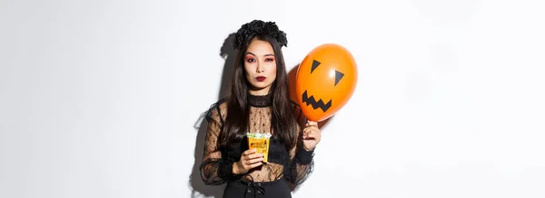 Vážně Vypadající Žena Vypadá Arogantně Čarodějnickém Kostýmu Koleduje Halloweenské Noci — Stock fotografie