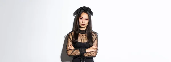 Cadılar Bayramı Kostümü Giymiş Kuşkucu Eğlendirilmemiş Asyalı Kadın Kamera Karşısında — Stok fotoğraf