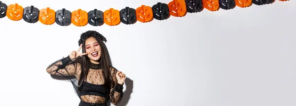 Despreocupado Sonriente Mujer Asiática Traje Bruja Disfrutando Fiesta Halloween Bailando —  Fotos de Stock