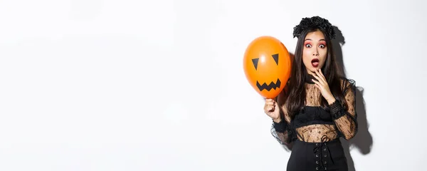 Retrato Mujer Asiática Sorprendida Traje Halloween Disfrazada Bruja Sosteniendo Globo —  Fotos de Stock