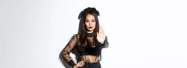 Självsäker Elegant Ung Häxa Visar Stopp Gest Kvinna Klädd Halloween — Stockfoto