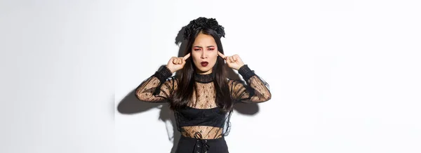 Mujer Asiática Enojada Enojada Disfraz Bruja Halloween Cerró Los Oídos —  Fotos de Stock