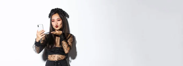 Retrato Elegante Asiático Blogueiro Feminino Com Maquiagem Gótica Traje Halloween — Fotografia de Stock