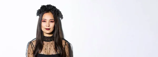 Nahaufnahme Eines Schönen Gotischen Mädchens Mit Schwarzem Kranz Das Sich — Stockfoto