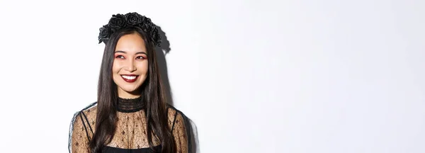 Primer Plano Hermosa Mujer Elegante Traje Bruja Maquillaje Gótico Sonriendo —  Fotos de Stock