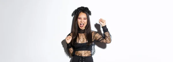 Opgewonden Aziatische Vrouw Elegante Gotische Kant Jurk Krans Vieren Halloween — Stockfoto