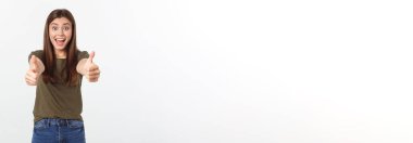 Güzel genç bir kadının baş parmak işareti gösteren yakın plan portresi. Beyaz arkaplanda izole et