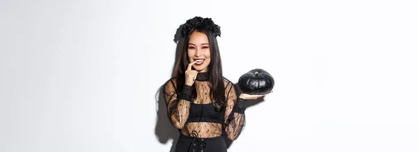 Sassy Attrayant Asiatique Femme Costume Sorcière Recherche Rusée Souriante Tenant — Photo