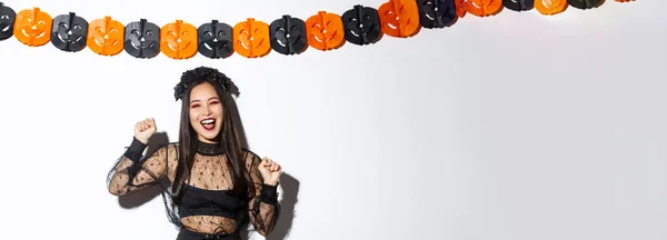 Carefree Sorridente Donna Asiatica Costume Strega Godendo Festa Halloween Ballando — Foto Stock