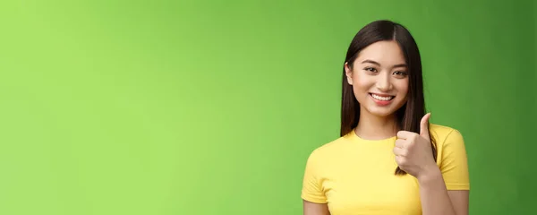 Primer Plano Feliz Motivado Mujer Asiática Guapa Dar Pulgar Sonriendo — Foto de Stock