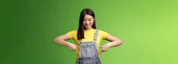 Studio Skott Lättsam Söt Asiatisk Kvinna Införa Nya Promo Pekar — Stockfoto