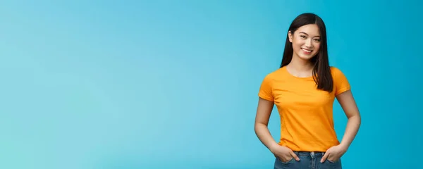 Carefree Amichevole Ragazza Asiatica Con Testa Corta Inclinazione Dei Capelli — Foto Stock