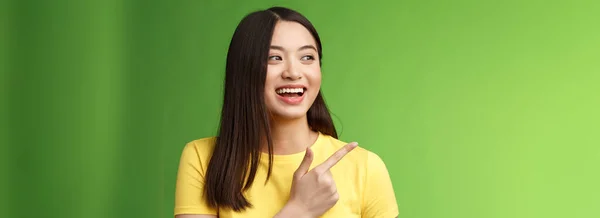 クローズアップ陽気な友好的なアジアの発信の女の子は 楽しい 活気のある話を左に曲がり 友人の興味深いイベントを議論し のんきなお楽しみチャット緑の背景に立つ — ストック写真