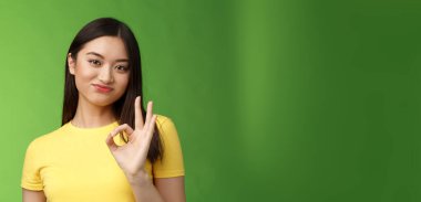 Fena değil, gerçekten gurur duydum. Etkileyici, sevimli, arkadaş canlısı bayan öğrenci kontrolü. Yüz onayı almak için mükemmel bir çaba. Tamam işareti göster, iyi işi kabul et..