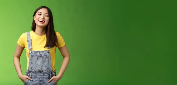 Kaygısız Heyecanlı Çekici Asyalı Genç Kız Eğleniyor Gülüyor Ele Tutuşuyor — Stok fotoğraf
