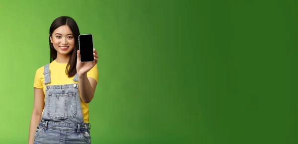 Självsäker Övertygande Snygg Kvinnliga Asiatiska Införa Smartphone App Förlänga Handtag — Stockfoto