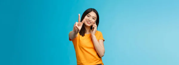 Charismatic Cute Girl Share Positive News Talking Smartphone Show Peace — Stock Photo, Image