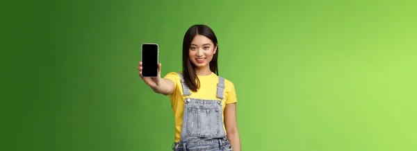 Självsäker Attraktiv Asiatisk Brunett Show Smartphone Skärm Införa Nya Telefon — Stockfoto