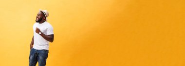 Tam uzunlukta genç yakışıklı Afrikalı-Amerikalı adam uzağa arıyorsunuz.