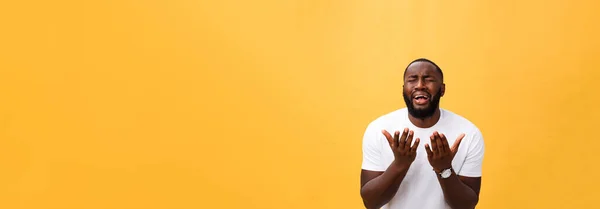 Retrato Estudio Del Joven Afroamericano Con Camisa Blanca Cogido Mano — Foto de Stock