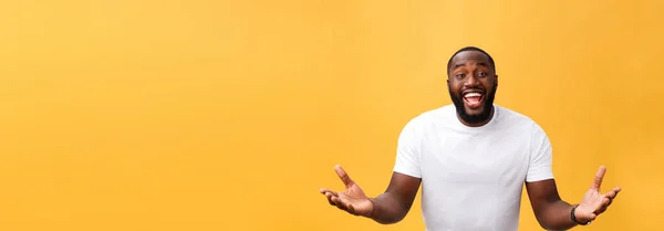 Csodálkoztak Fiatal Afroamerikai Csípő Visel Fehér Póló Gazdaság Kezét Meglepett — Stock Fotó