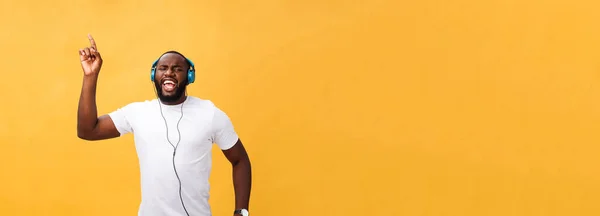 Fiatal Afroamerikai Férfi Viselt Fejhallgató Élvezze Zenét Táncol Sárga Arany — Stock Fotó