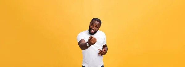 Engraçado Jovem Cliente Africano Sorrindo Alegremente Apontando Seus Dedos Indicadores — Fotografia de Stock
