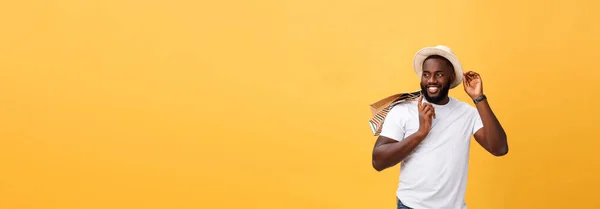 Feliz Hombre Afroamericano Sosteniendo Bolsas Compras Sobre Fondo Amarillo Concepto —  Fotos de Stock