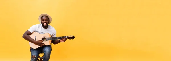 Homem Negro Musculoso Tocando Guitarra Vestindo Jeans Blusa Branca Isolar — Fotografia de Stock