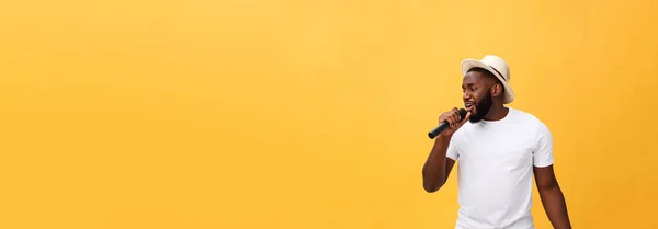 Молодий Красивий Афроамериканський Хлопчик Співає Емоційно Мікрофоном Ізольовано Жовтому Фоні — стокове фото